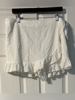 Sale‼️ Forever 21 White Eyelet Ruffle Skort